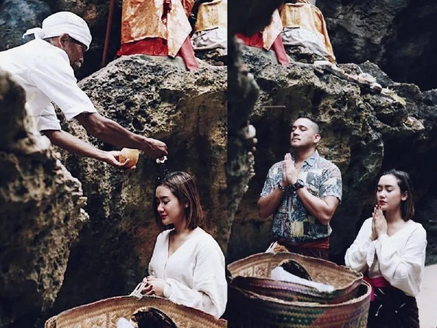 12 Artis yang Pernah Mengikuti Ritual Melukat. Alasannya Beragam 19 Cita Citata jalani tradisi melukat