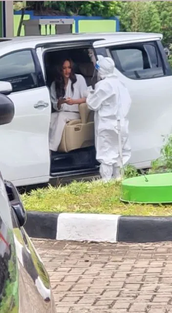 Cinta Laura Dituding Serobot Antrean Tes PCR, Banjir Kritikan Warganet 5 Diduga Cinta Laura serobot antrean tes PCR
