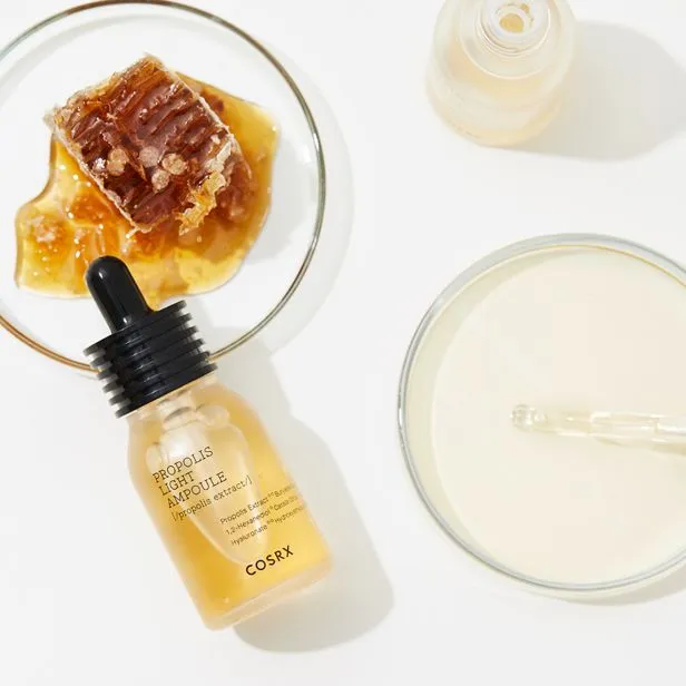 Daftar Skincare Berbahan Propolis yang Bisa Bikin Kulitmu Glowing 8 COSRX Full Fit Propolis Light Ampoule