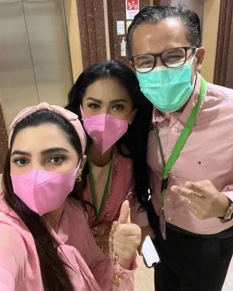 Kompak Pakai Pink, 6 Potret Keluarga Sambut Kedatangan Baby A 7 Menyambut Kelahiran Baby A