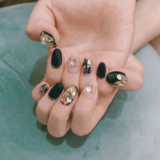 Nail Art Korea yang Tren Tahun ini. Bergradasi sampai yang Ada Berliannya~ 8 diamond nails