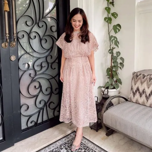 Beragam Ide Model Gaun Brokat untuk Bridesmaid. Cantik Berkelas! 11 Insipirasi gaun bridesmaid