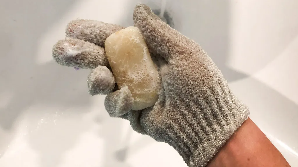 Body Scrub VS Bath Gloves, Mana yang Lebih Efektif Eksfoliasi Kulit? 8 Body scrub vs bath gloves