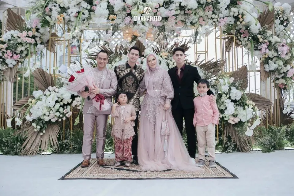Detail Lamaran Venna Melinda-Ferry Irawan yang Menawan. Romantis! 16 Acara lamaran artis