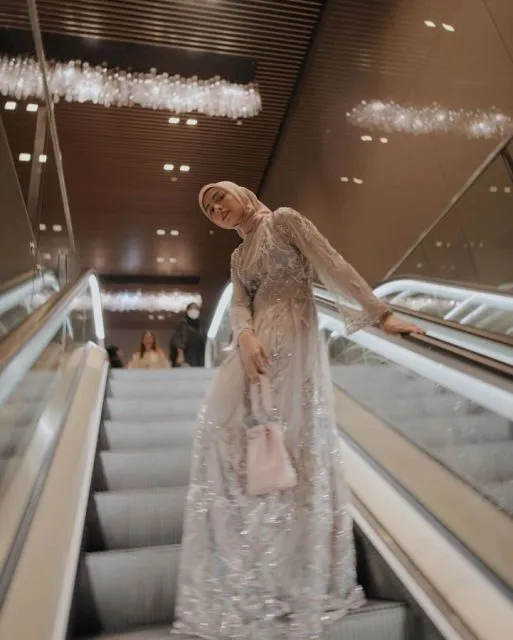 Beragam Ide Model Gaun Brokat untuk Bridesmaid. Cantik Berkelas! 14 Inspirasi gaun brokat