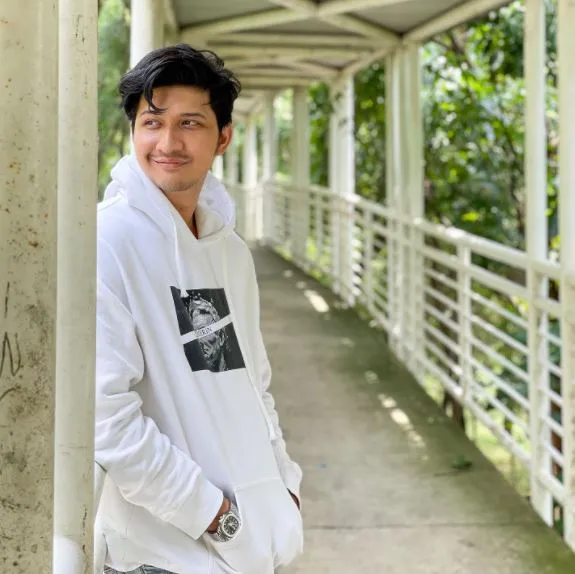 Potret Gaya Kasual Aditya Zoni, Adik Ammar Zoni yang Telah Menikah 17 Aditya Zoni