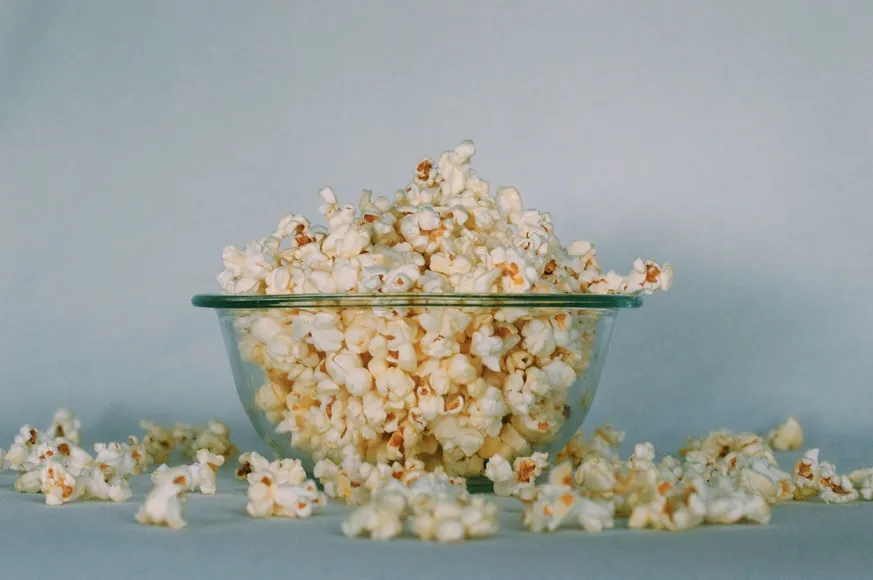 Tips Biar Nonton Film Horor Terasa Lebih Enjoy Buat Penakut. Wajib Dicoba! 10 Makan popcorn