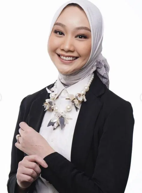 Inspirasi Gaya Formal dan Profesional ala Seleb TikTok Vina Muliana 8 Gaya Vina Muliana