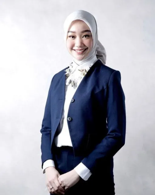 Inspirasi Gaya Formal dan Profesional ala Seleb TikTok Vina Muliana 11 Gaya Vina Muliana