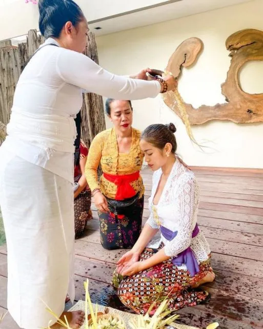 12 Artis yang Pernah Mengikuti Ritual Melukat. Alasannya Beragam 20 Jessica Iskandar melukat