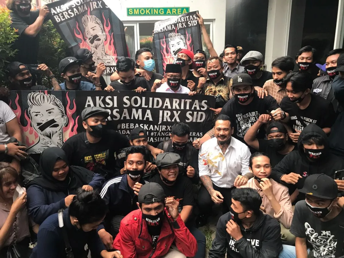 Sidang Jerinx SID Dihadiri Penggemar, sang Drummer: Solidaritas Luar Biasa! 4 Penggemar Jerinx