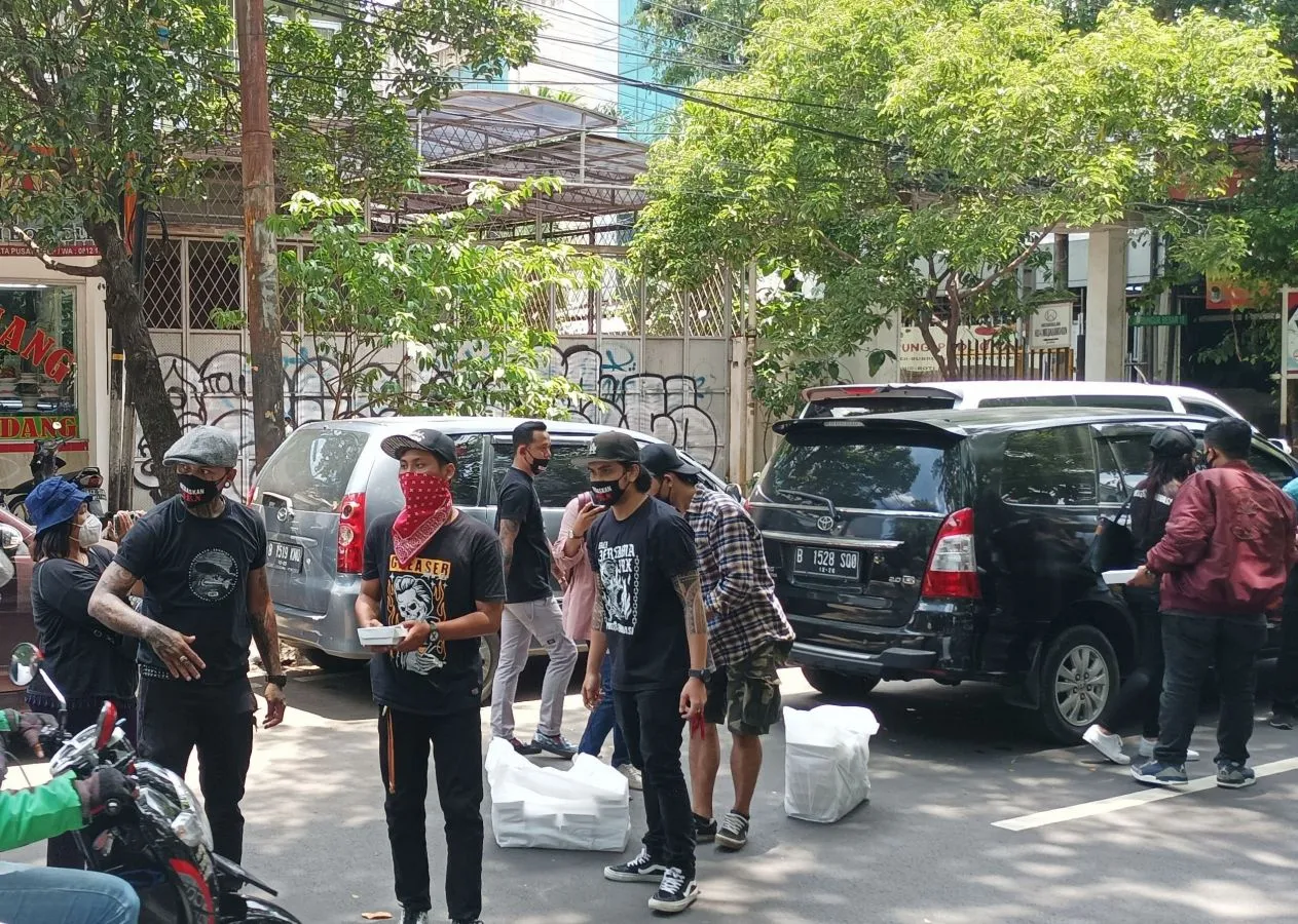 Sidang Jerinx SID Dihadiri Penggemar, sang Drummer: Solidaritas Luar Biasa! 3 Aksi penggemar JRX
