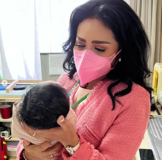 Kompak Pakai Pink, 6 Potret Keluarga Sambut Kedatangan Baby A 11 Krisdayanti Pakai Masker Pink