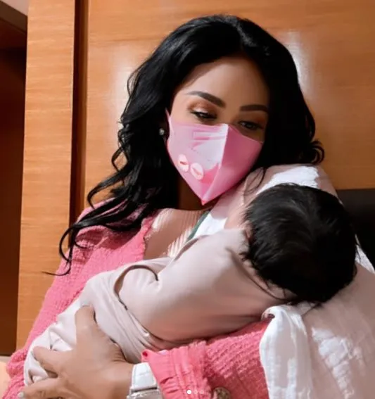 Kompak Pakai Pink, 6 Potret Keluarga Sambut Kedatangan Baby A 10 Krisdayanti Gendong Baby A