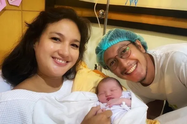 8 Artis yang Melahirkan Anaknya di Tanggal Cantik. Terbaru Aurel dan Nadine 14 Nadine Chandrawinata