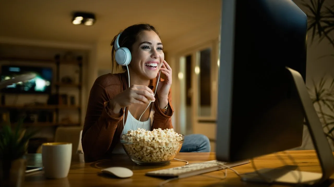 Covid Naik Lagi, Cobain Ide Kegiatan Kencan Virtual dengan Pasangan ini! 10 Nobar film