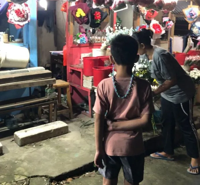 Cerita Orang Tua Antar Anak Beri Hadiah Valentine Untuk Gebetan Bikin Warganet Nostalgia Masa Kecil 12 Anak beli bunga