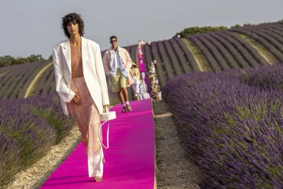 Lokasi Fashion Show Paling Unik di Dunia. Ada yang di Dalam Air! 16 Fashion show unik