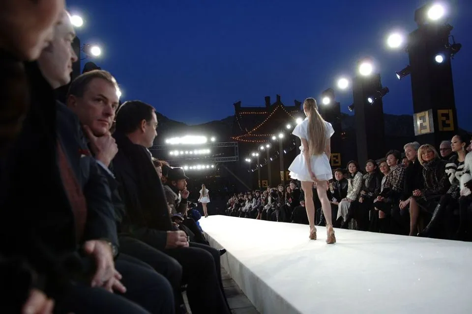 Lokasi Fashion Show Paling Unik di Dunia. Ada yang di Dalam Air! 9 Fashion show unik