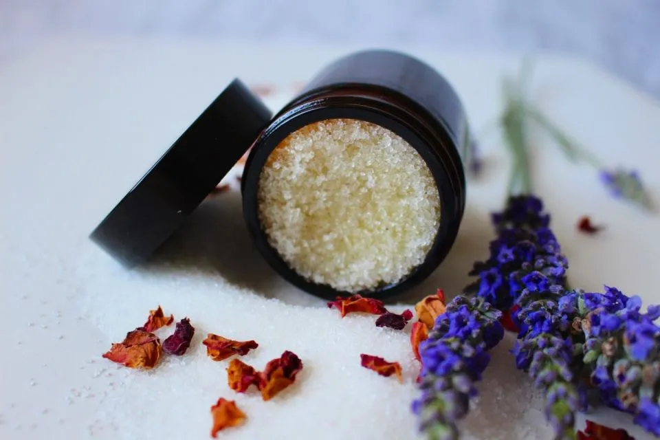 Body Scrub VS Bath Gloves, Mana yang Lebih Efektif Eksfoliasi Kulit? 6 Body scrub vs bath gloves