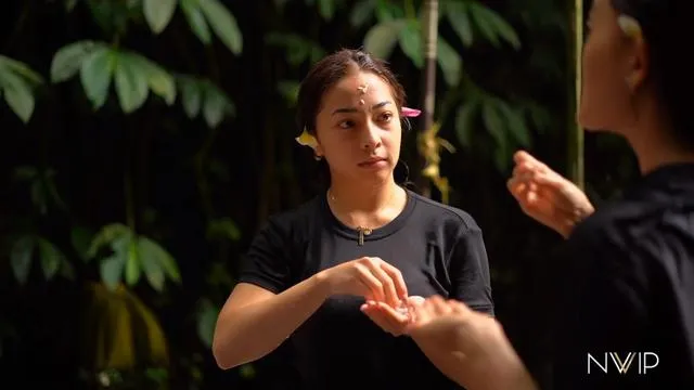 12 Artis yang Pernah Mengikuti Ritual Melukat. Alasannya Beragam 18 Nikita Willy jalani ritual melukat
