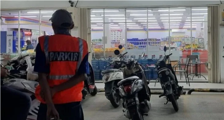 Minyak Goreng Langka, ini Tips Berburu Barangnya. Nggak Perlu Sampai Nimbun! 5 Minimarket minyak goreng