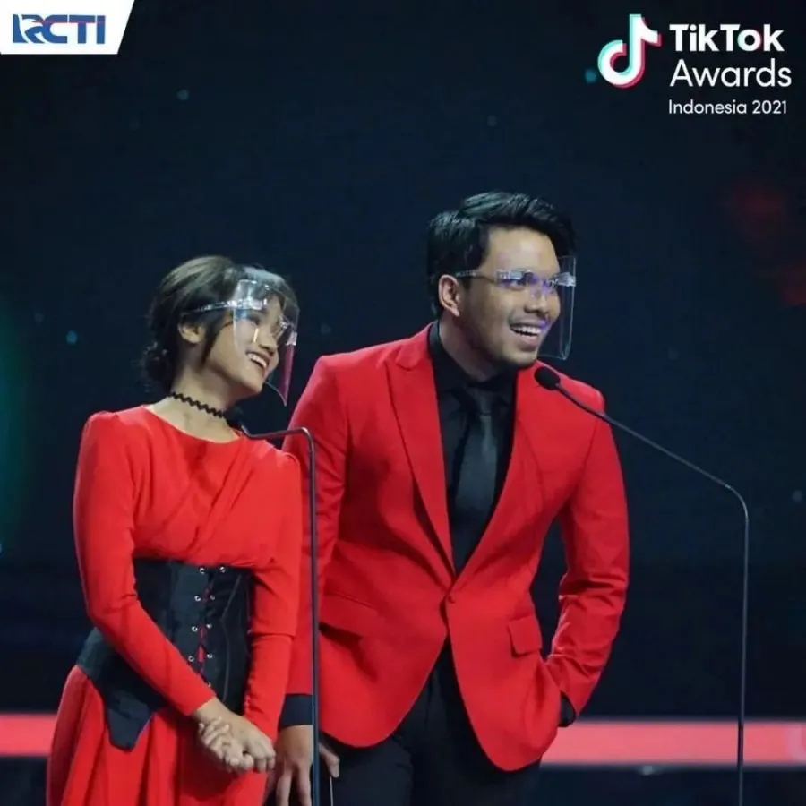 Fuji Mendapat Penghargaan TikTok Award 2022. Reaksinya Jadi Sorotan Warganet 4 Fuji menerima tiktok award 2021