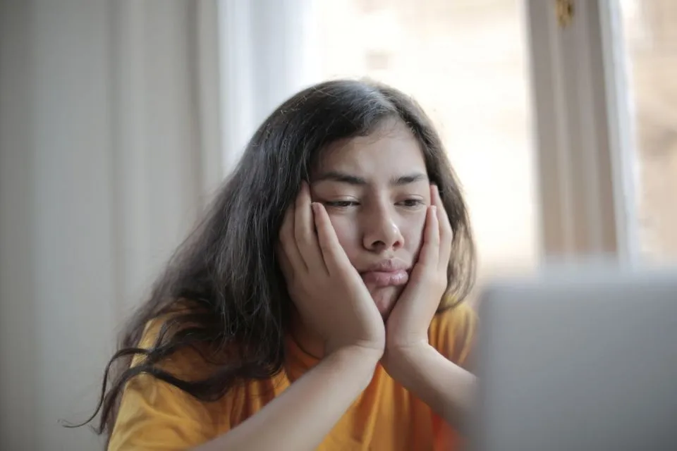 Alasan Logis Kenapa Ngerjain Skripsi Nggak Bisa 'Sat Set Sat Set'. Ada Aja Cobaannya! 10 Bingung