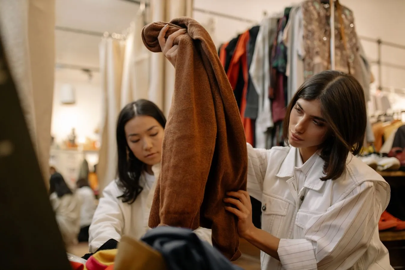 Tren Konten yang Diprediksi Akan Booming di 2022 8 Wanita sedang mengecek kondisi baju