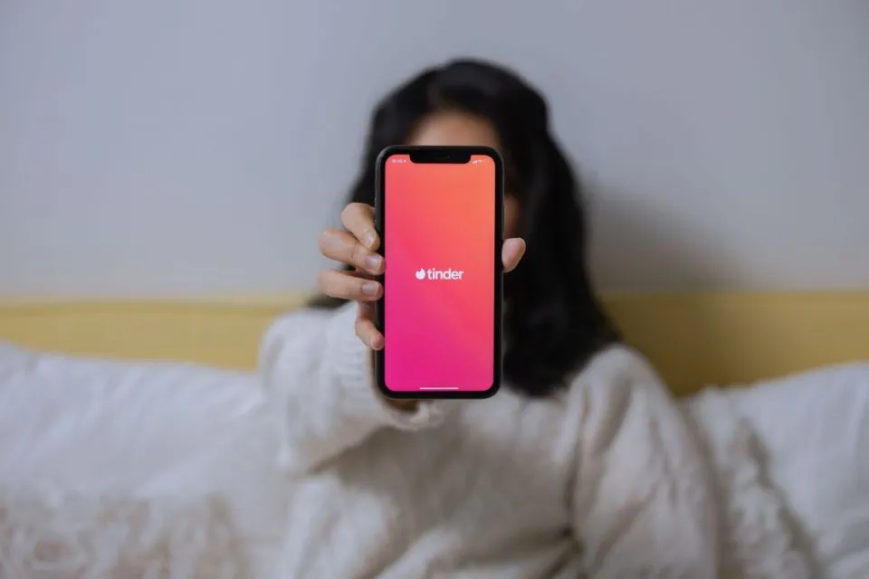 Belajar Hati-hati di Internet dari 'The Tinder Swindler' 7 Wanita Memegang Handphone