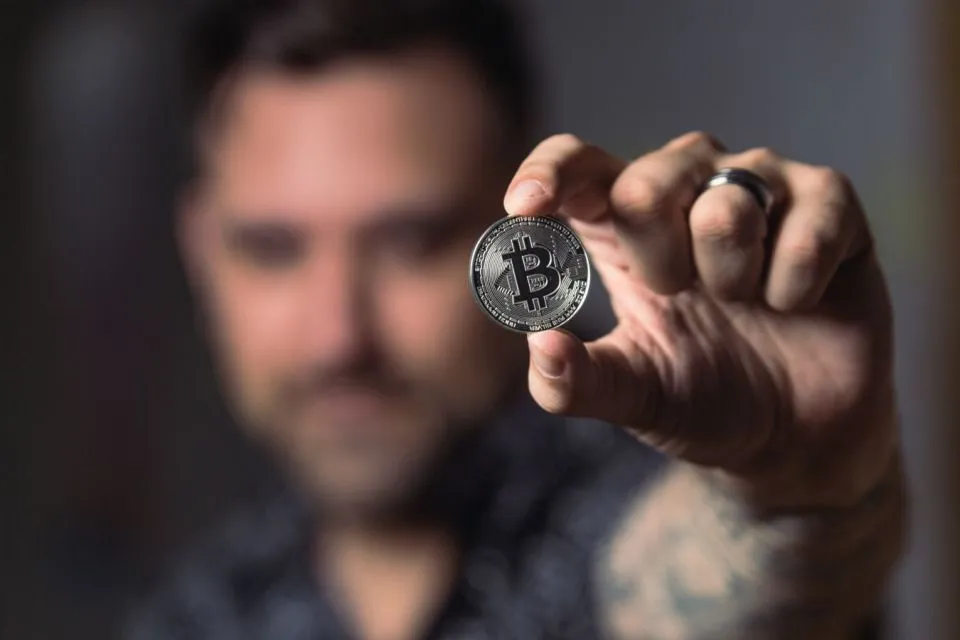 Anang Hermansyah Luncurkan Token Kripto. Ramai Dibeli Deretan Artis! 3 Orang pegang bitcoin