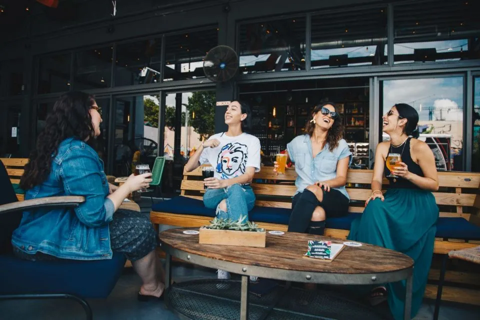Social Butterfly, Tipe Kepribadian si Ekstrovert. Yuk Kenali Cirinya! 7 Sekelompok wanita yang sedang duduk mengobrol di bangku