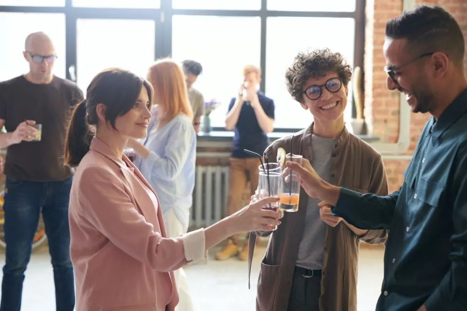 Social Butterfly, Tipe Kepribadian si Ekstrovert. Yuk Kenali Cirinya! 6 Sekelompok orang yang tengah berbicara sambil meneguk minuman