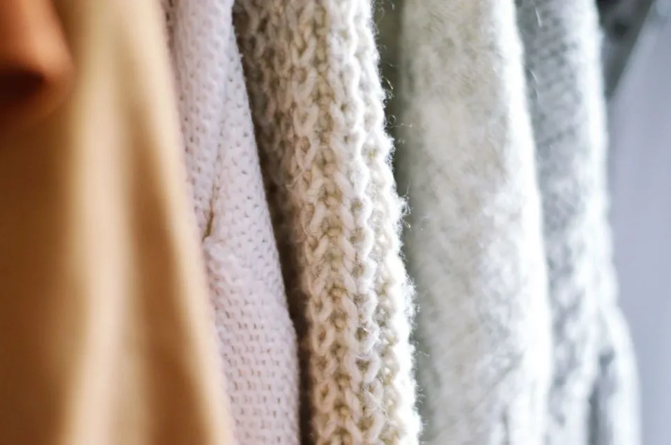 9 Manfaat Lain dari Kapur Barus yang Nggak Cuma Ditaruh di Lemari Baju 8 Sweater rajut berbahan wol