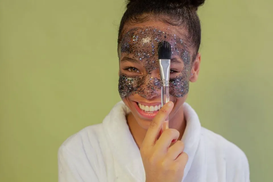 Cara Pakai Minyak Almond untuk Perawatan Wajah. Praktis, Bikin Glowing! 6 minyak almond untuk perawatan wajah