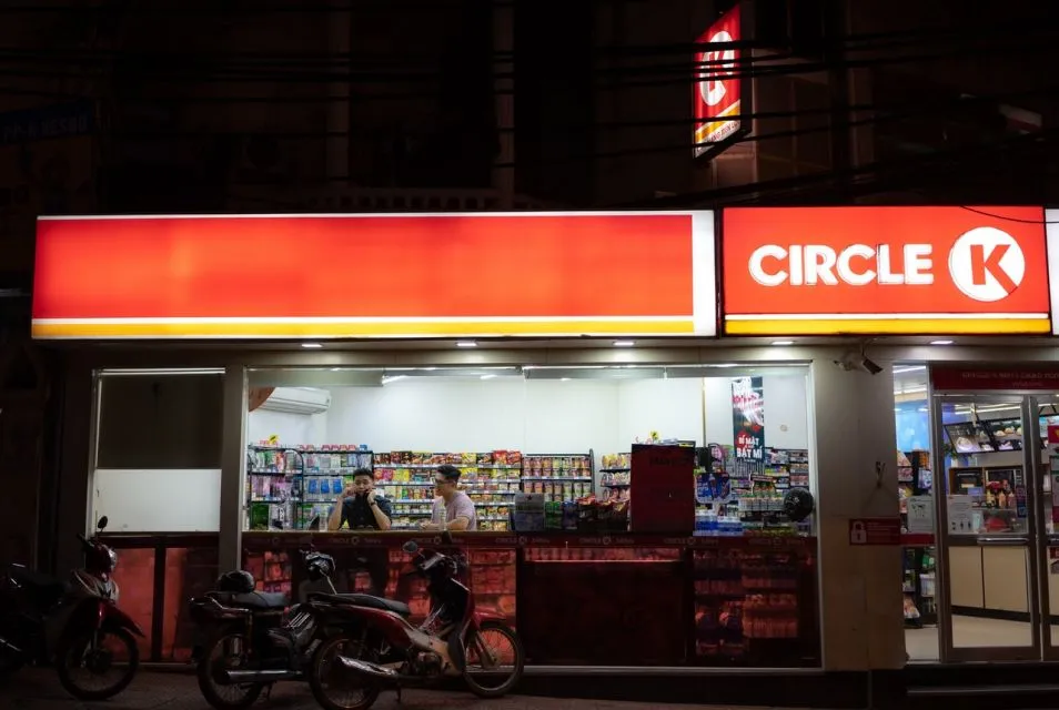 Suka Duka Jadi Karyawan Minimarket. Banyak Banget Rintangannya! 10 Karyawan minimarket