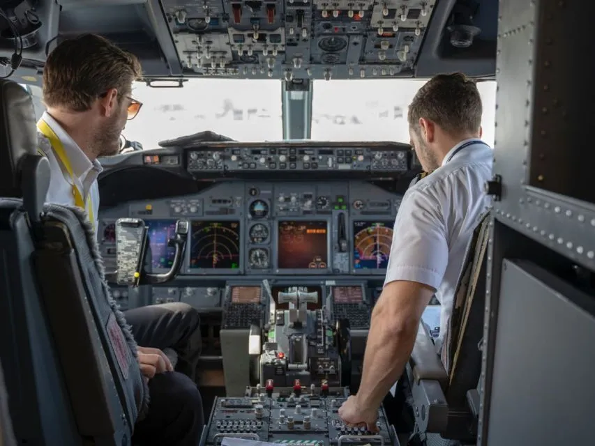 Kulik CN235, Pesawat Multirole yang Dilirik Berbagai Negara 4 Pilot dan Co-Pilot sedang mengatur kokpit