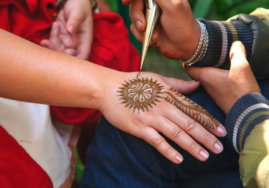 Henna Night, Tradisi Menjelang Pernikahan Pengantin Berdarah Arab 5 Orang yang sedang memakaikan henna