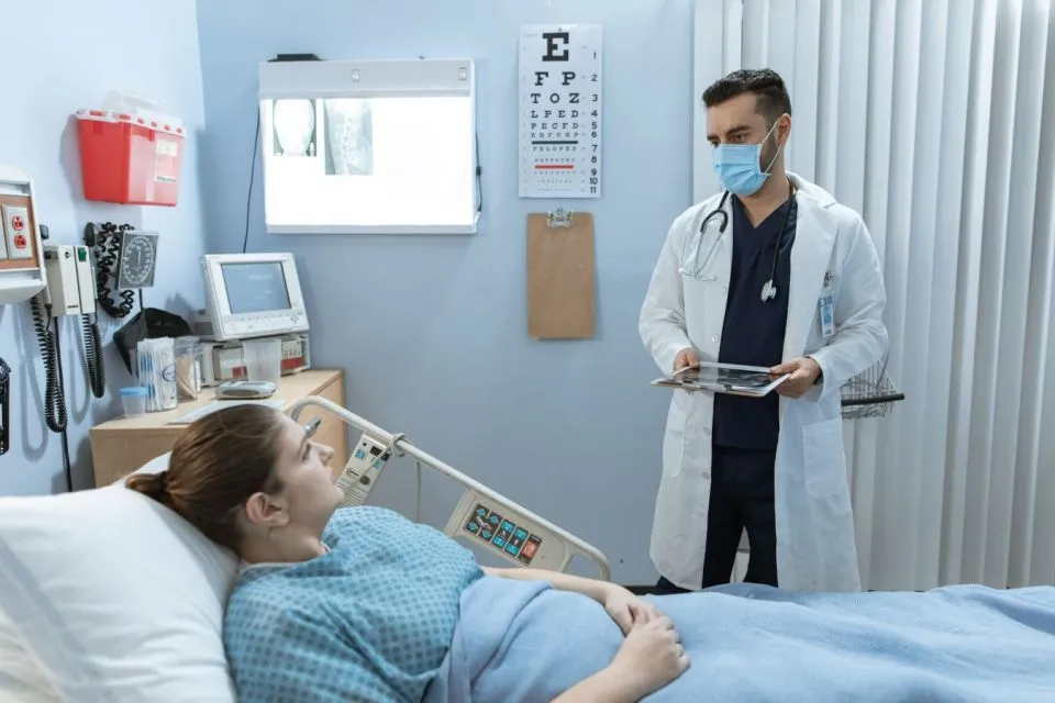 Inilah Aturan Kerja di Setiap Sektor Pekerjaan saat PPKM Level 3. Beragam! 6 Dokter yang sedang memeriksa pasien