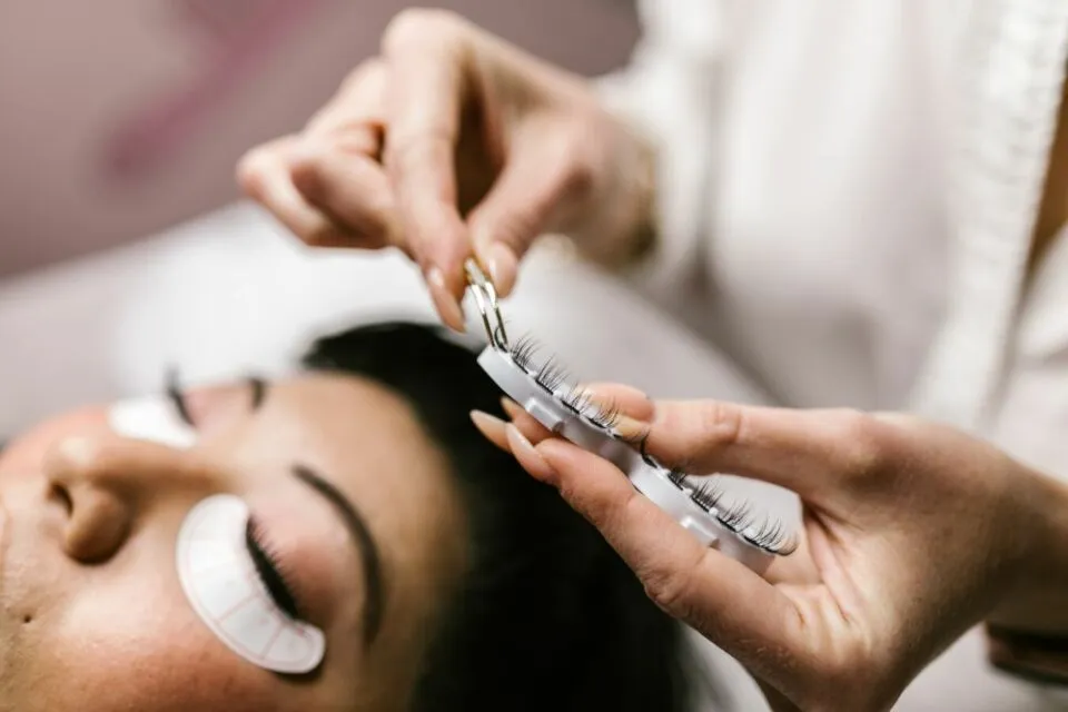 Perbedaan Keratin Eyelash Lifting dan Eyelash Lifting Biasa 8 Perbedaan Keratin Eyelash Lifting dan Eyelash Lifting Biasa