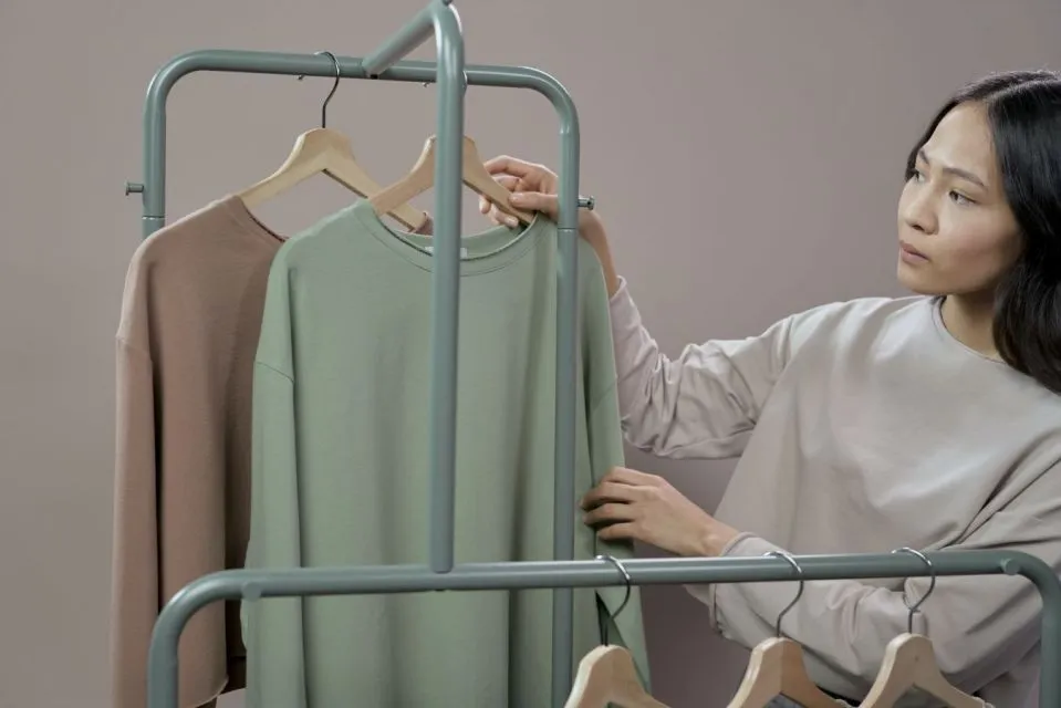 5 Tips Donor Darah yang Wajib Dipraktikkan. Pertama Kali Tetap Nyaman! 10 Wanita yang sedang memilih baju