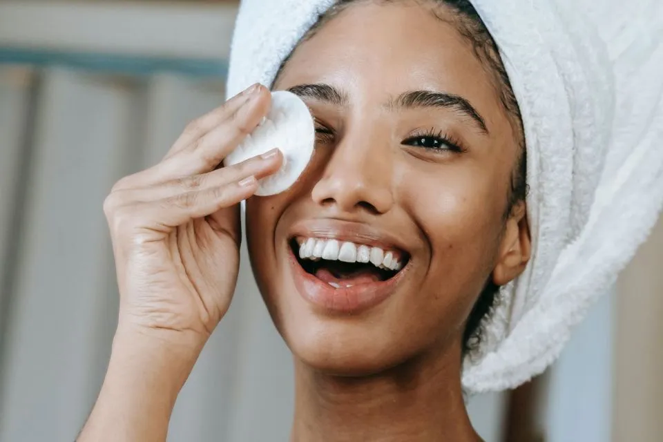 Cara Pakai Minyak Almond untuk Perawatan Wajah. Praktis, Bikin Glowing! 5 minyak almond untuk perawatan wajah