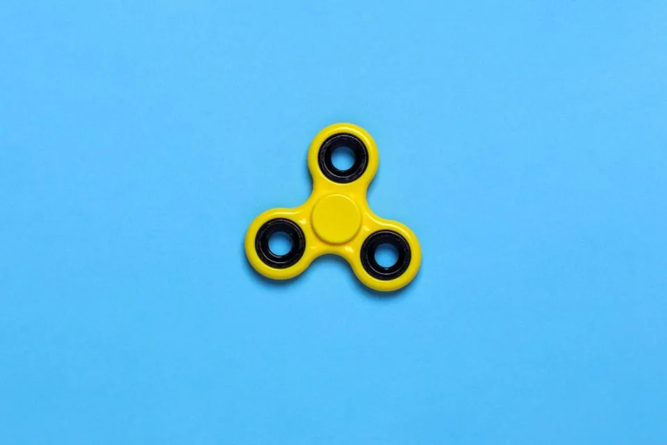5 Barang yang Terlihat Sepele tapi Mahal dan Kerap Menimbulkan Prahara 10 spinner kuning