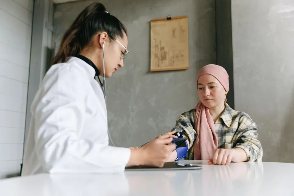 5 Tips Donor Darah yang Wajib Dipraktikkan. Pertama Kali Tetap Nyaman! 6 Seorang wanita sedang melakukan pemeriksaan kesehatan