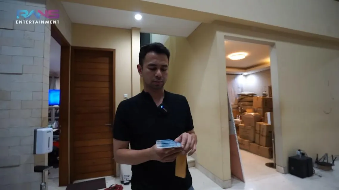 Raffi Ahmad Bagi Emas 50 Gram ke Karyawannya, Nggak Mau Kalah dari Nagita Slavina 2 Raffi Ahmad bagi-bagi emas kepada karyawan