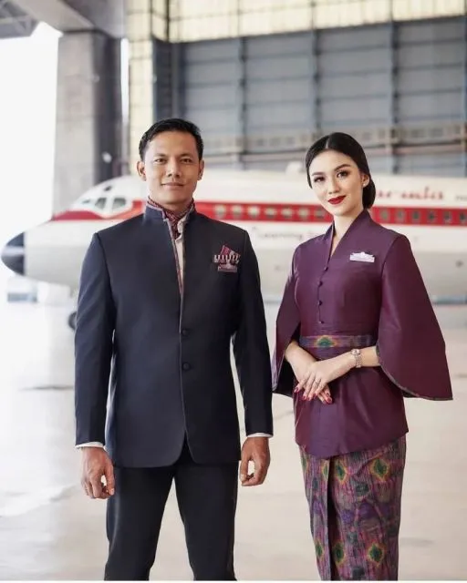 Desain Seragam Kru Pesawat yang Fashionable. Ada Maskapai Indonesia! 10 Seragam kru pesawat fashionable
