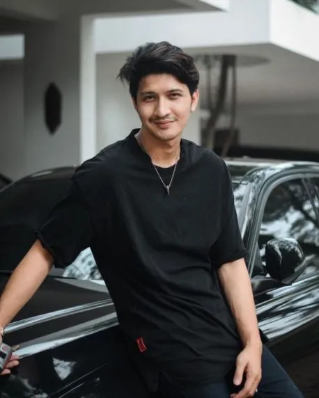 Potret Gaya Kasual Aditya Zoni, Adik Ammar Zoni yang Telah Menikah 12 Aditya Zoni