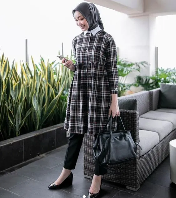 Inspirasi Gaya Formal dan Profesional ala Seleb TikTok Vina Muliana 10 Gaya Vina Muliana