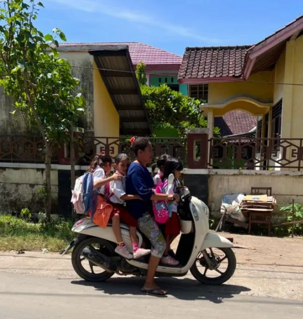 Fenomena Unik di Indonesia yang Bikin Pendatang Luar Negeri Heran Sampai Kagum 11 Fenomena unik Indonesia