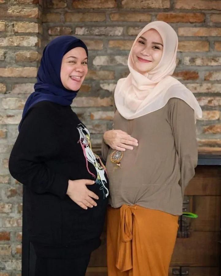 6 Kakak-Adik Artis yang Hamilnya Berbarengan. Gemes, ya~ 7 Zaskia Adya Mecca dan Tantri Namirah